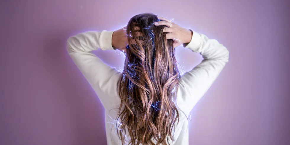 Fliegendes und elektrisierendes Haar? Schnell und einfach bändigen